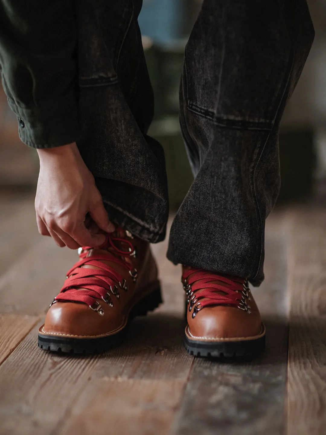 MOUNTAIN HIKING BOOTS