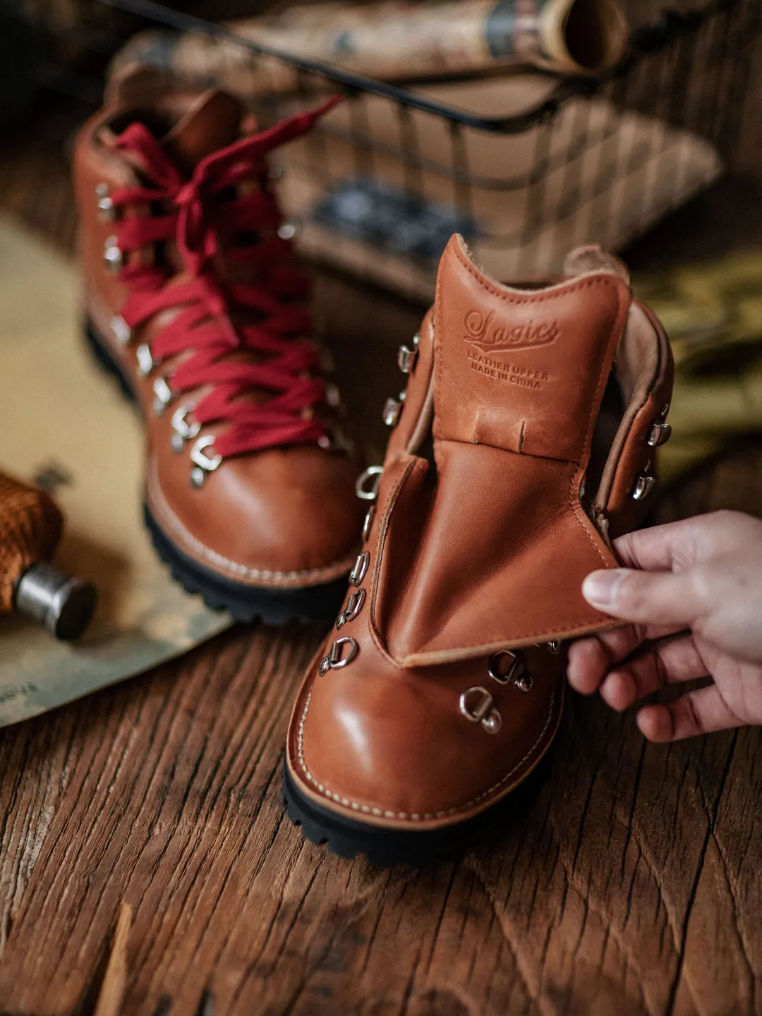 MOUNTAIN HIKING BOOTS