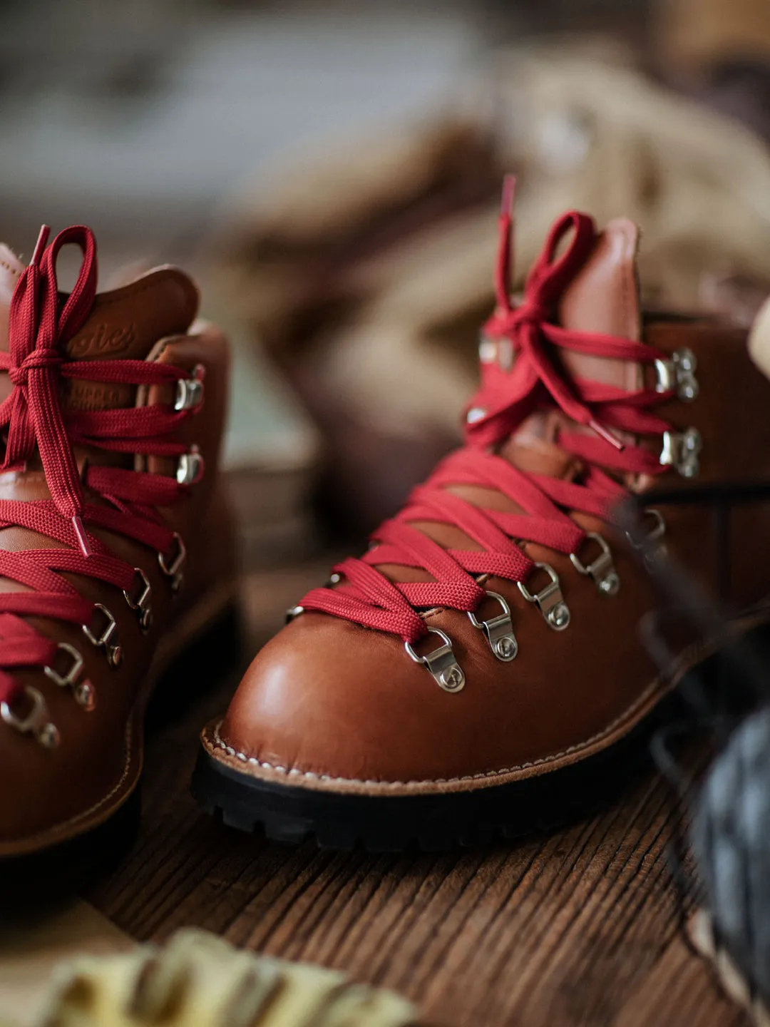 MOUNTAIN HIKING BOOTS